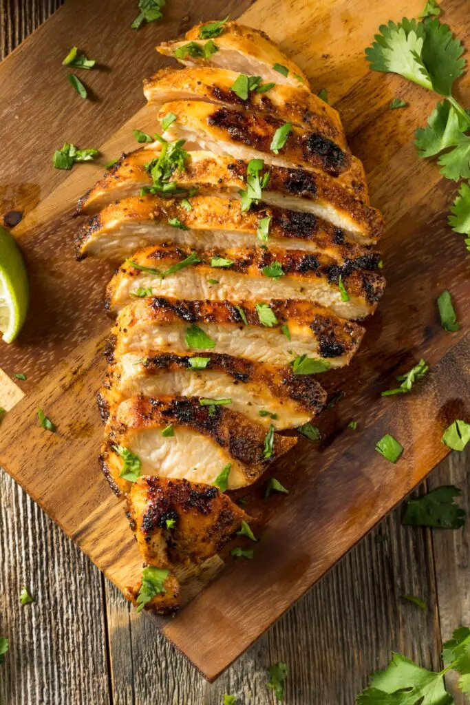 Rebanadas De Pollo Casero Con Cilantro Y Lima