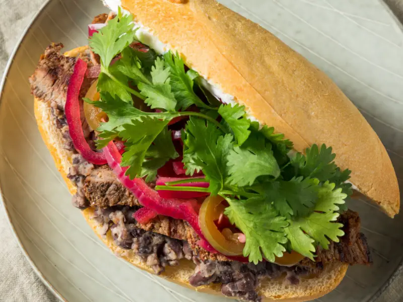Mexican beef taco sandwich na inihain sa plato