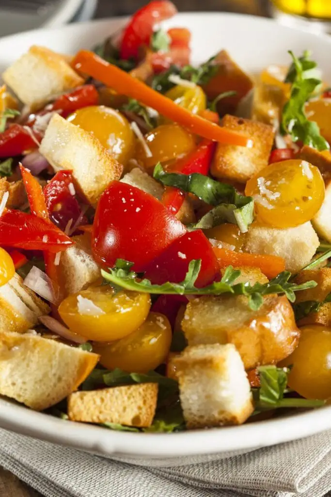 Ensalada casera de panzanella con pan rallado, tomates y zanahorias