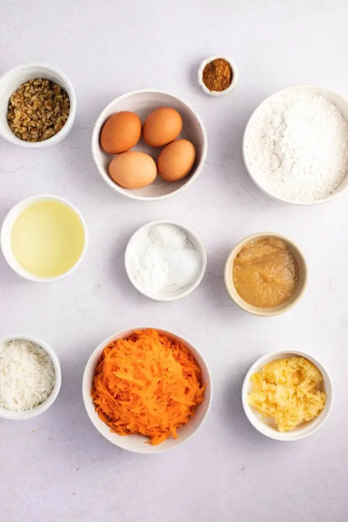 Ingredientes del pastel de zanahoria húmedo: harina, azúcar, zanahorias, canela molida, sal, aceite vegetal, compota de manzana, piña, nueces y coco