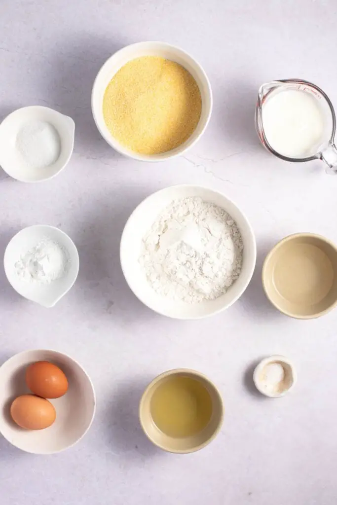 Ingredientes del pastel Southern Hoe: harina, harina de maíz, azúcar, levadura en polvo, sal, huevos y suero de leche