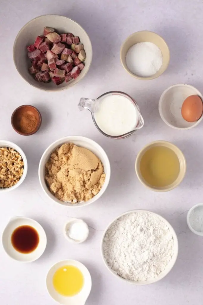 Съставки за мъфини с ревен: ревен, брашно, кафява захар, бакпулвер, сол, мътеница, растително масло, яйце, ванилов екстракт и канела