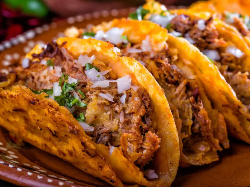 Tacos De Barbacoa De Res Adornados Con Cebollas Picadas