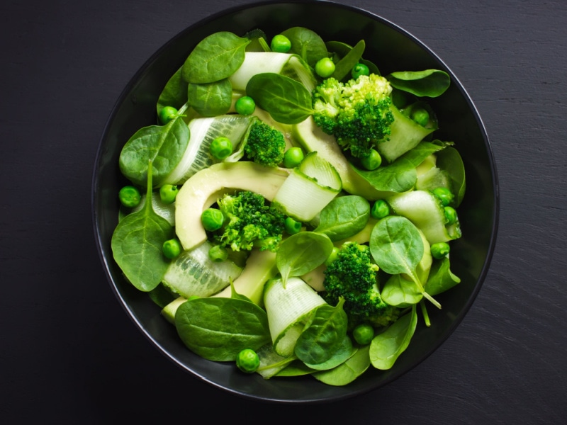 Un tazón de vegetales verdes mixtos