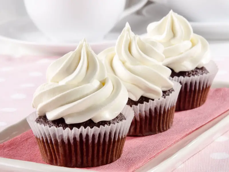 Cupcakes De Chocolate Con Glaseado De Crema De Mantequilla