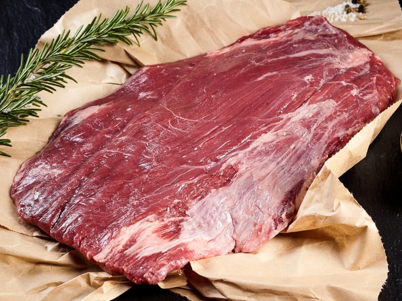 Syrový plátek flank steaku na pergamenovém papíru