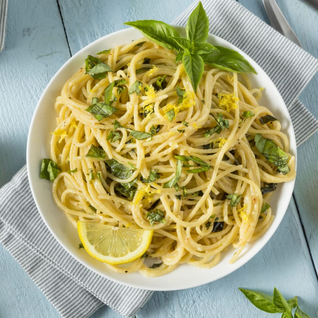 Spaghetti al limone sulla vista dall'alto del piatto