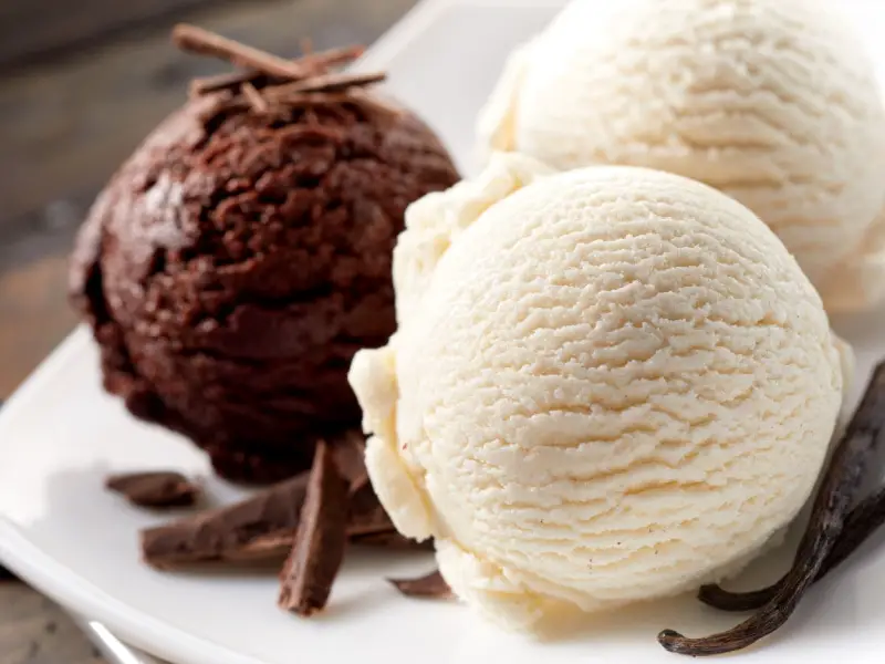 Tres bolas de helado con sabor a chocolate y vainilla 