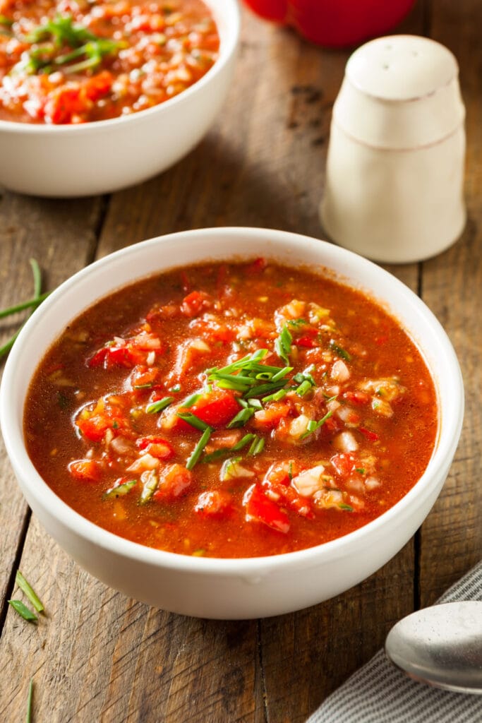 Due ciotole di zuppa di gazpacho