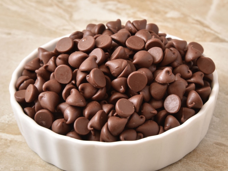 Bocados de chocolate en un plato de cerámica para microondas