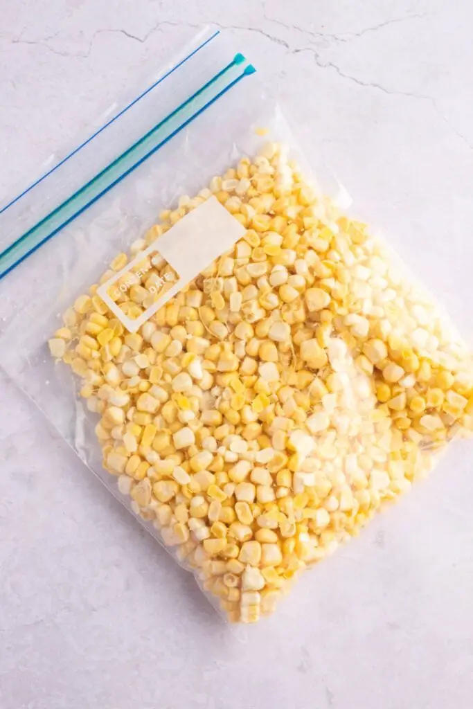 Granos de maíz en una bolsa Ziploc