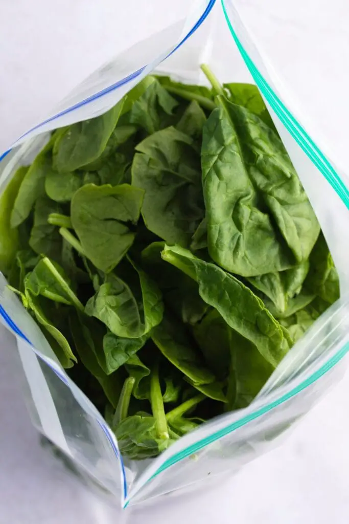 Espinacas verdes saludables en una bolsa Ziploc