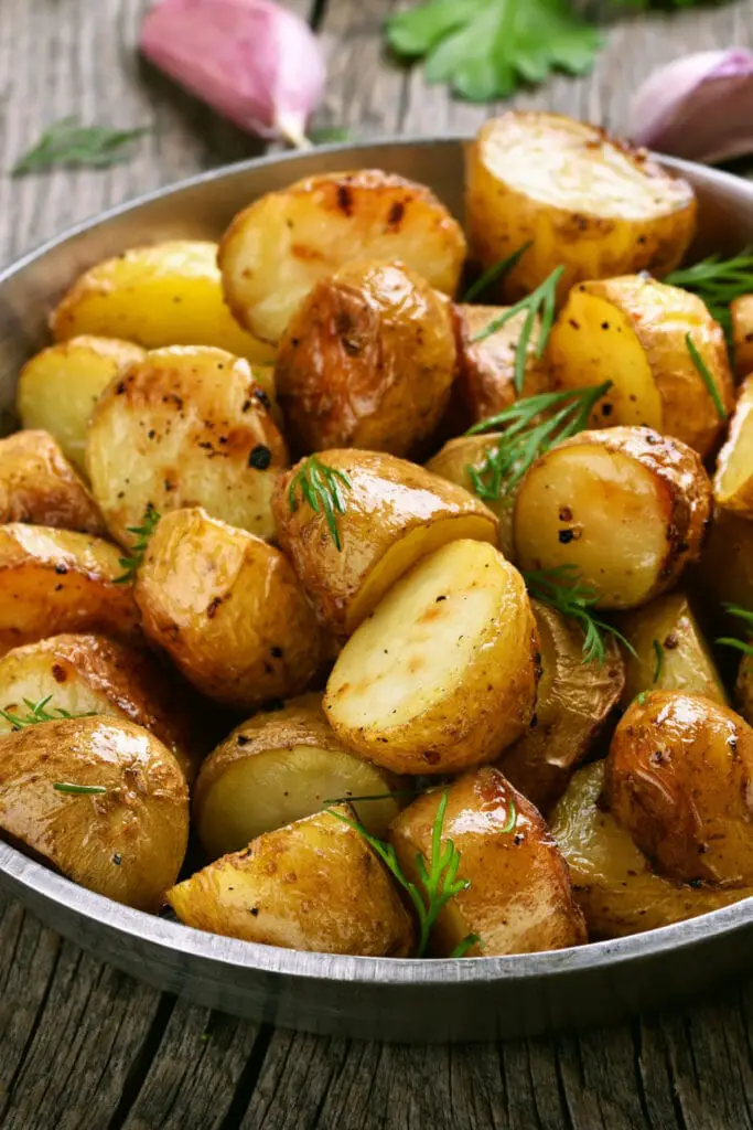 Roris assum potatoes in medias partes