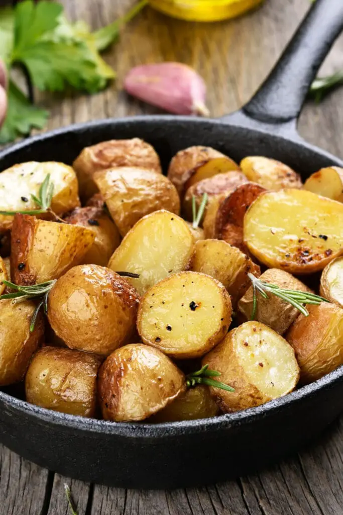 Patatas asadas al romero en una sartén