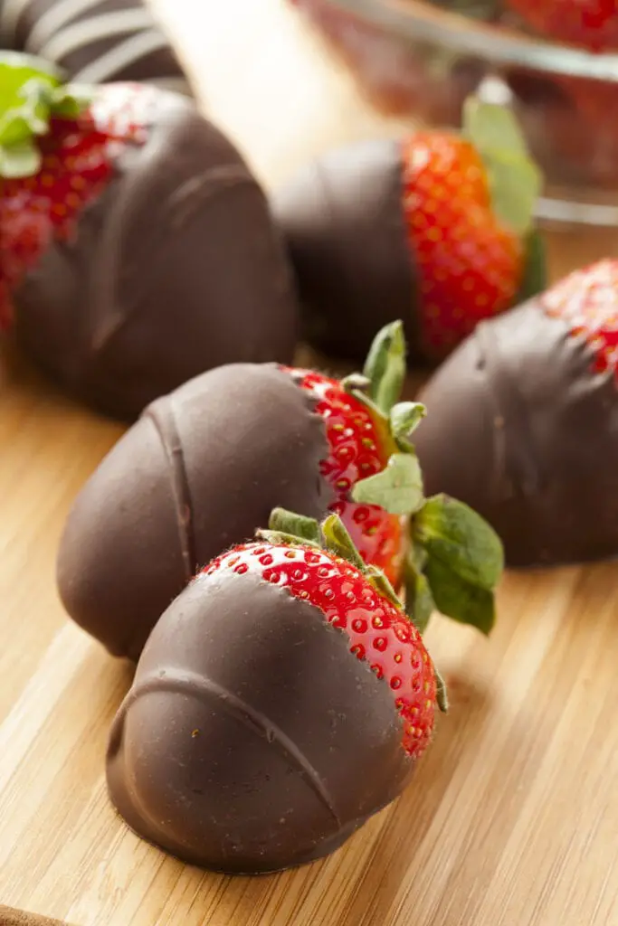 Värsked šokolaadiga kaetud maasikad