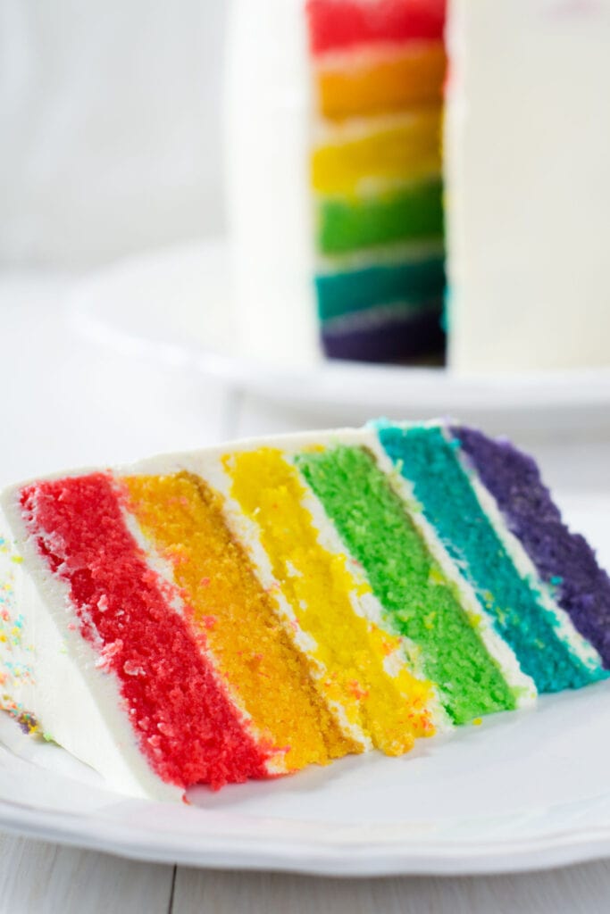 Rebanada de pastel de arco iris en un plato