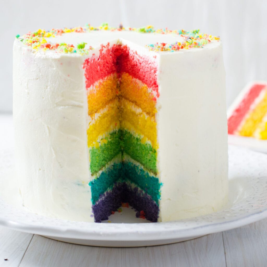 gâteau aux couleurs de l'arc-en-ciel