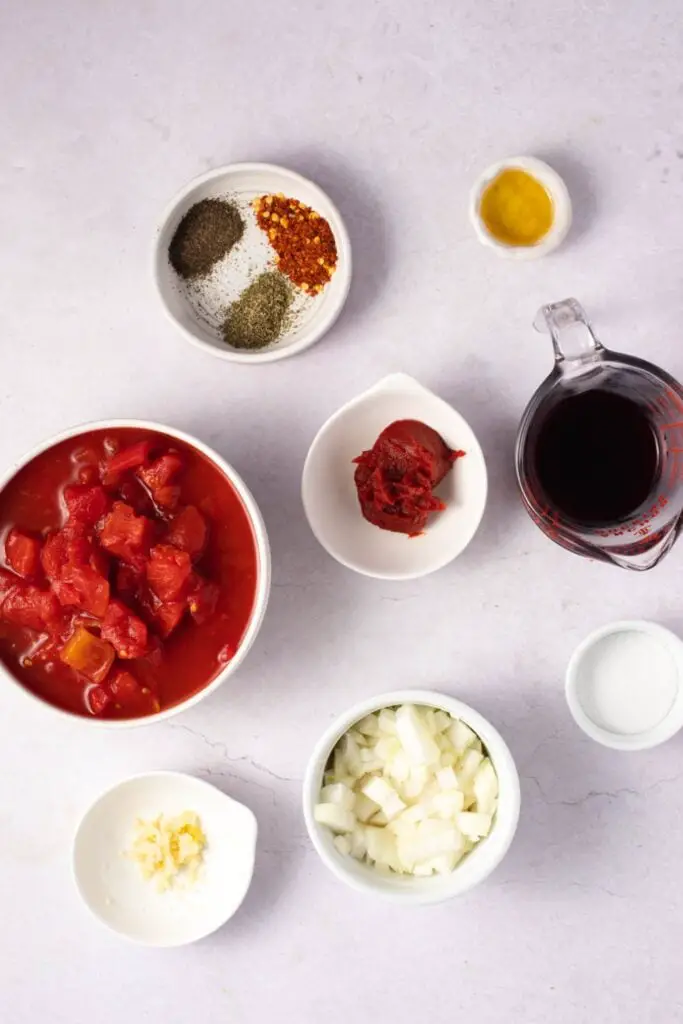 Bahan sos Arrabbiata: minyak zaitun, aromatik, tomato, wain merah, gula putih, herba, jus lemon dan rempah ratus