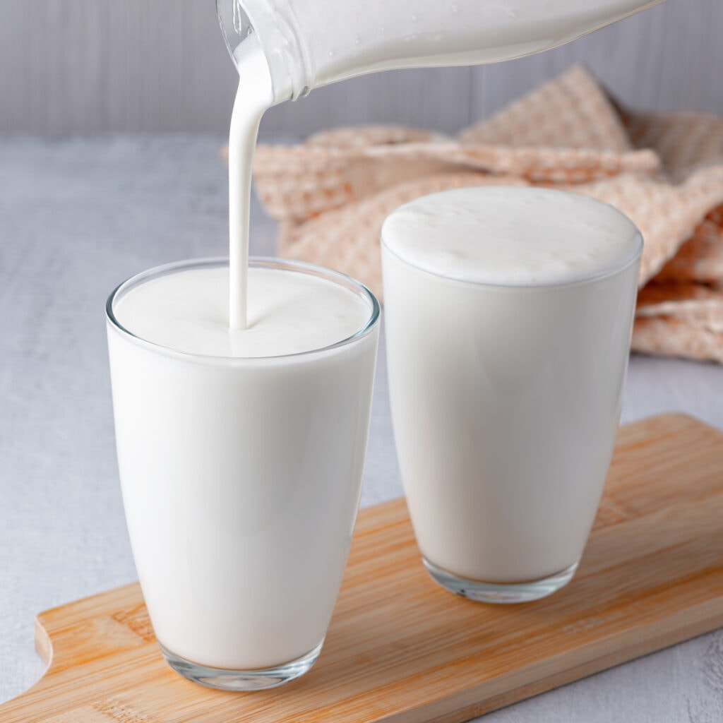 Dos vasos de suero de leche en un vaso transparente