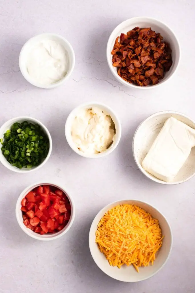Ingredientes de la salsa BLT: tocino, mayonesa, crema agria, queso, tomate, cebollas verdes y aderezos