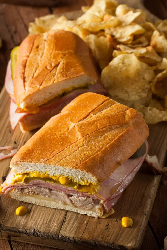 Sándwich cubano cortado por la mitad