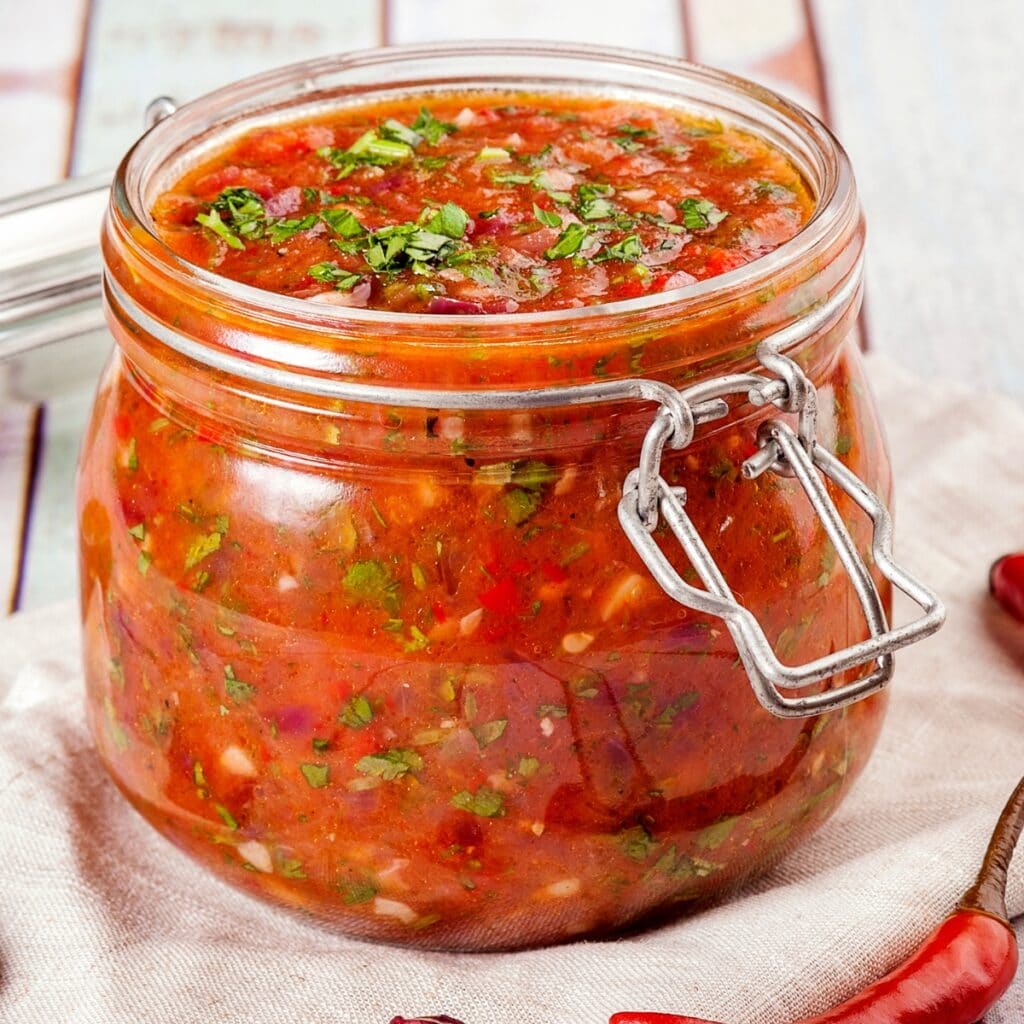 Salsa en un tarro de cristal