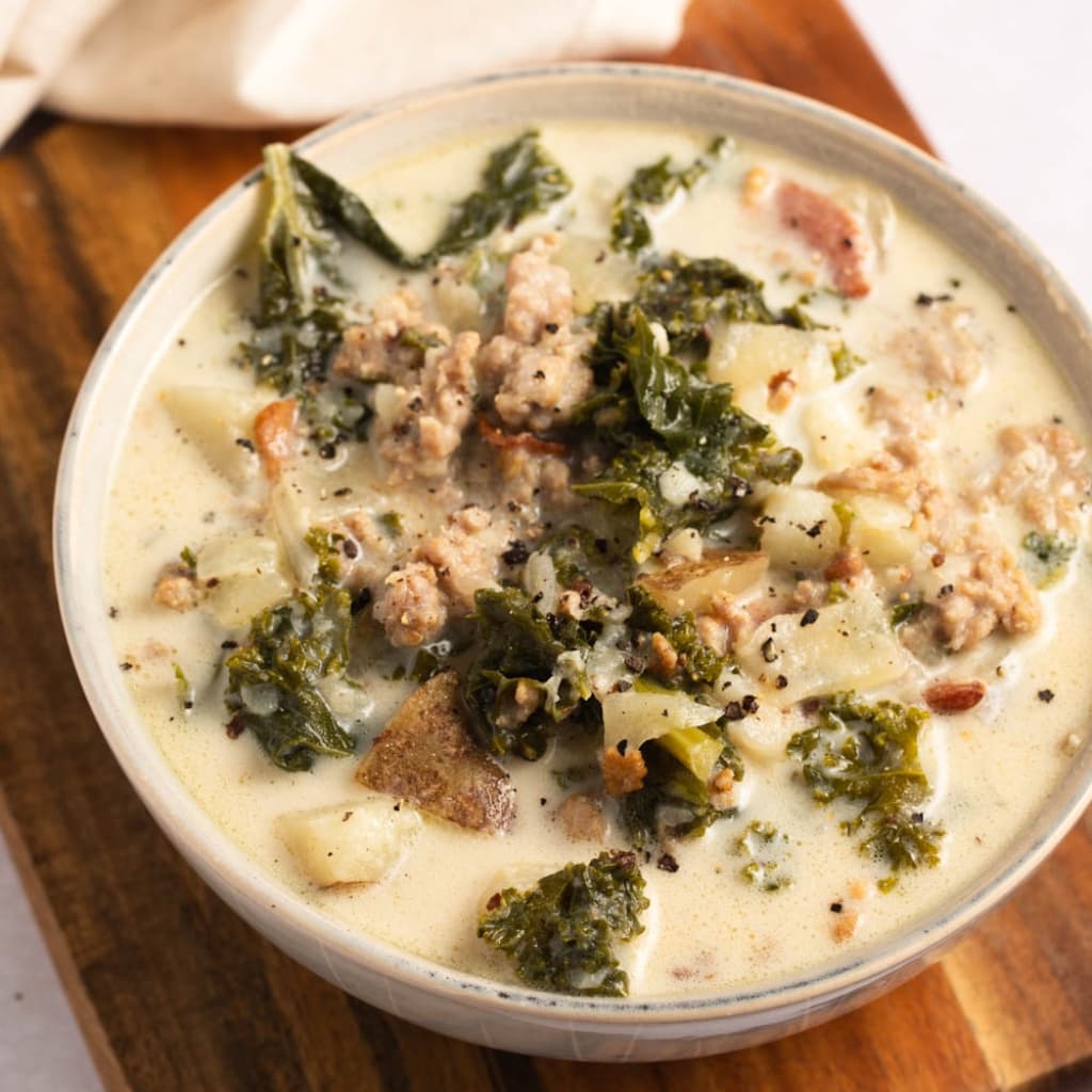 一碗熱騰騰的自製托斯卡納 Zuppa 湯配香腸、培根和蔬菜