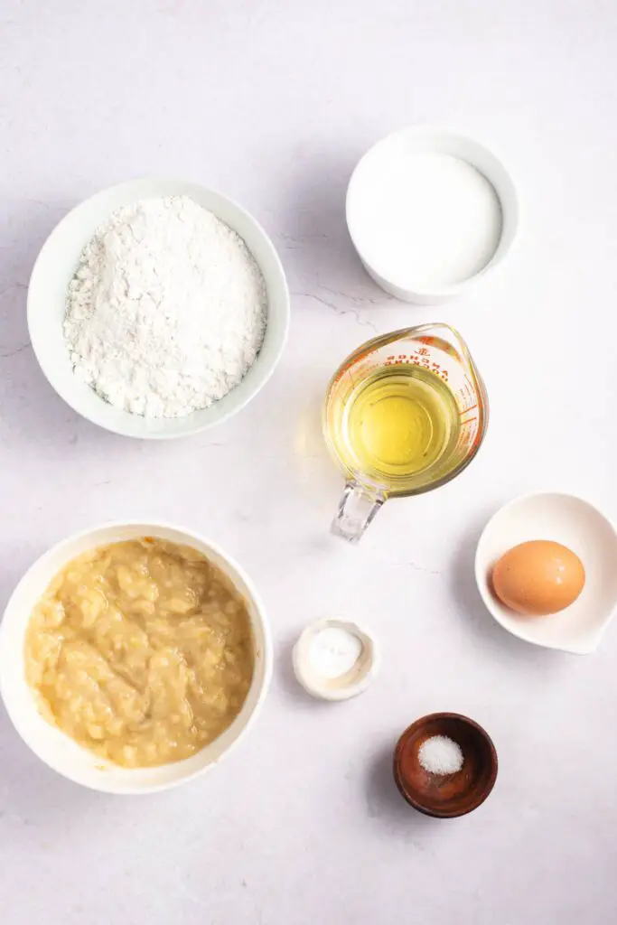ڈیری فری کیلے کی روٹی کے اجزاء: تیل، چینی، انڈا، میدہ، بیکنگ سوڈا، نمک اور کیلے