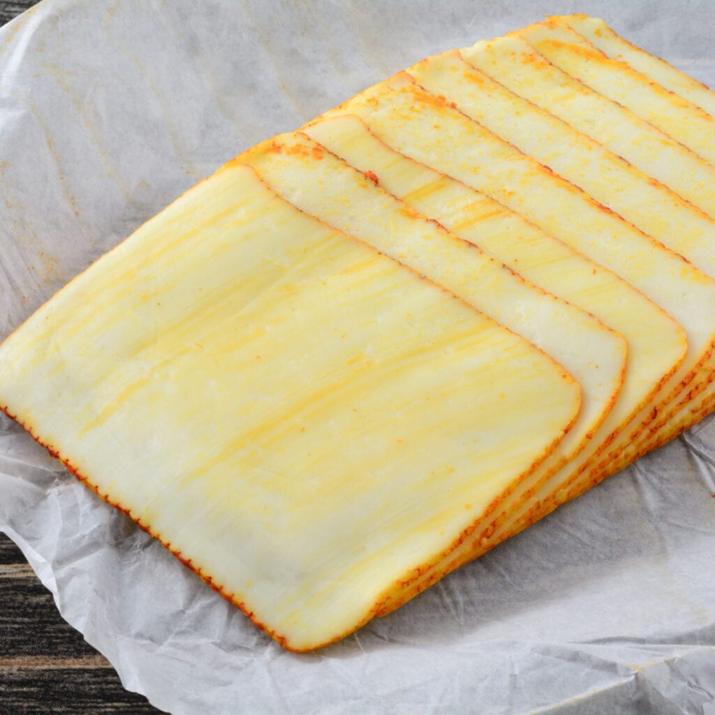 Mga tambak ng Muenster cheese sa isang parchment paper