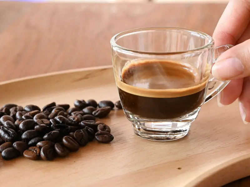 Kutt kaffe i gjennomsiktig kopp