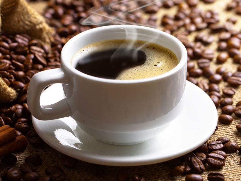 Črna kava z ozadjem kavnih zrn