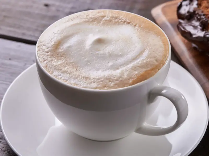 Café au Lait en una taza blanca