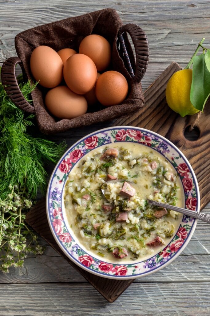 Magiritsa Greek Easter Soup แบบโฮมเมดพร้อมเนื้อแกะ ข้าว หัวหอม และ Dill