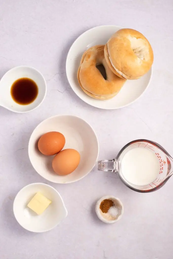 فرانسیسی ٹوسٹ بیگل کے اجزاء: بیگلز، انڈے، دودھ، دار چینی، ونیلا، نمک اور مکھن