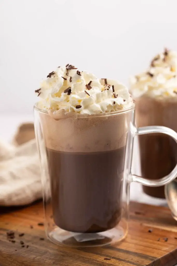 قهوه شکلاتی شیرین با خامه فرم گرفته