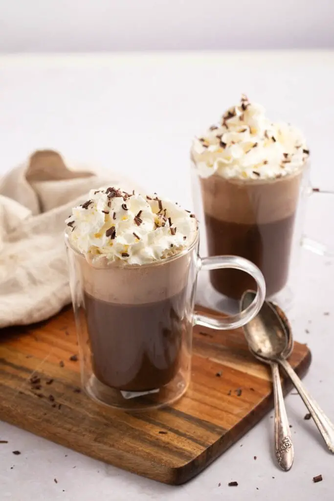 Café de chocolate casero caliente con crema batida