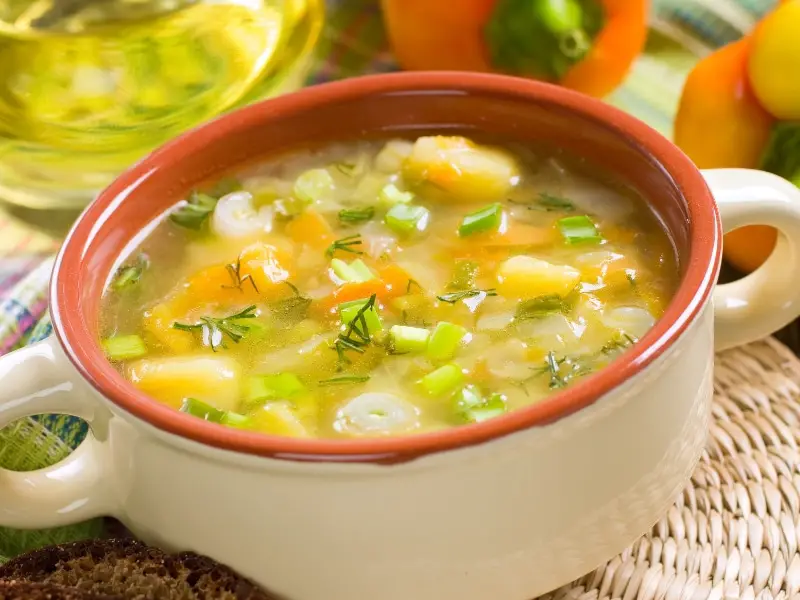 Sopa de Verduras en Olla de Cerámica