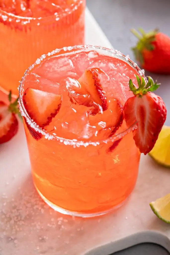 Margarita al lime e fragole fatta in casa con ghiaccio tritato