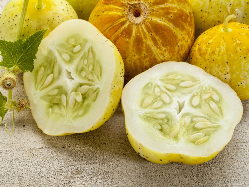 Pepinos de limón enteiros e en rodajas