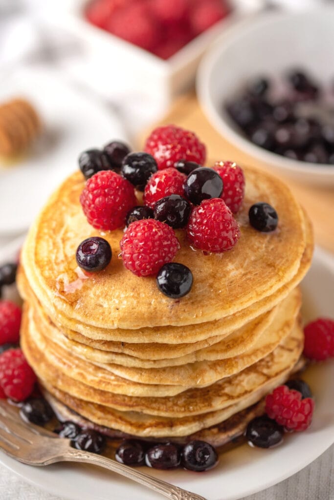 Pancakes tare da sabo berries a saman