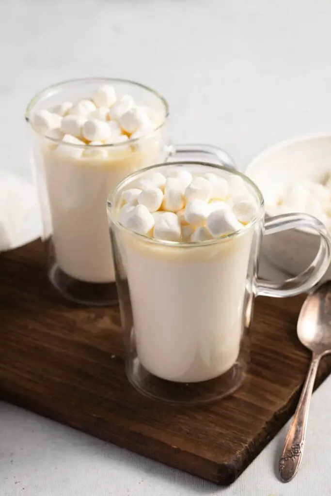 Coklat putih panas manis dengan marshmallow mini
