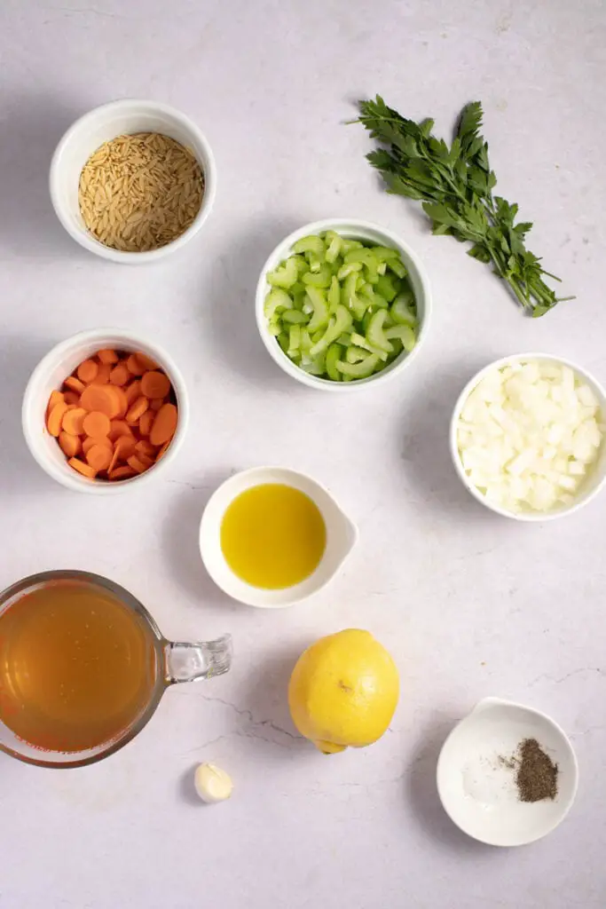 Bahan sup mie sayur: minyak zaitun, bawang bodas, bawang bombay, sayuran, rempah-rempah, pasta sareng kaldu hayam.