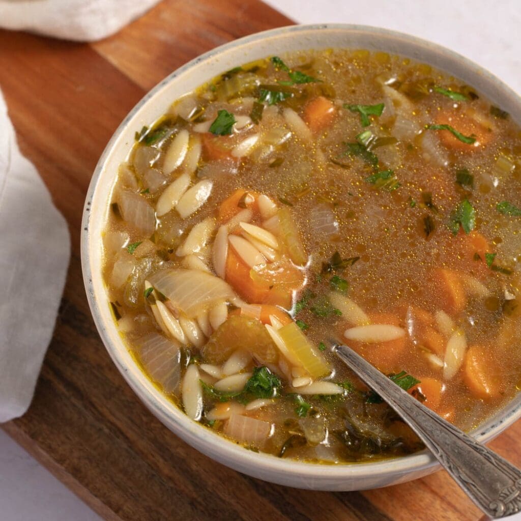 Sup mie haneut sareng sayuran dina mangkok