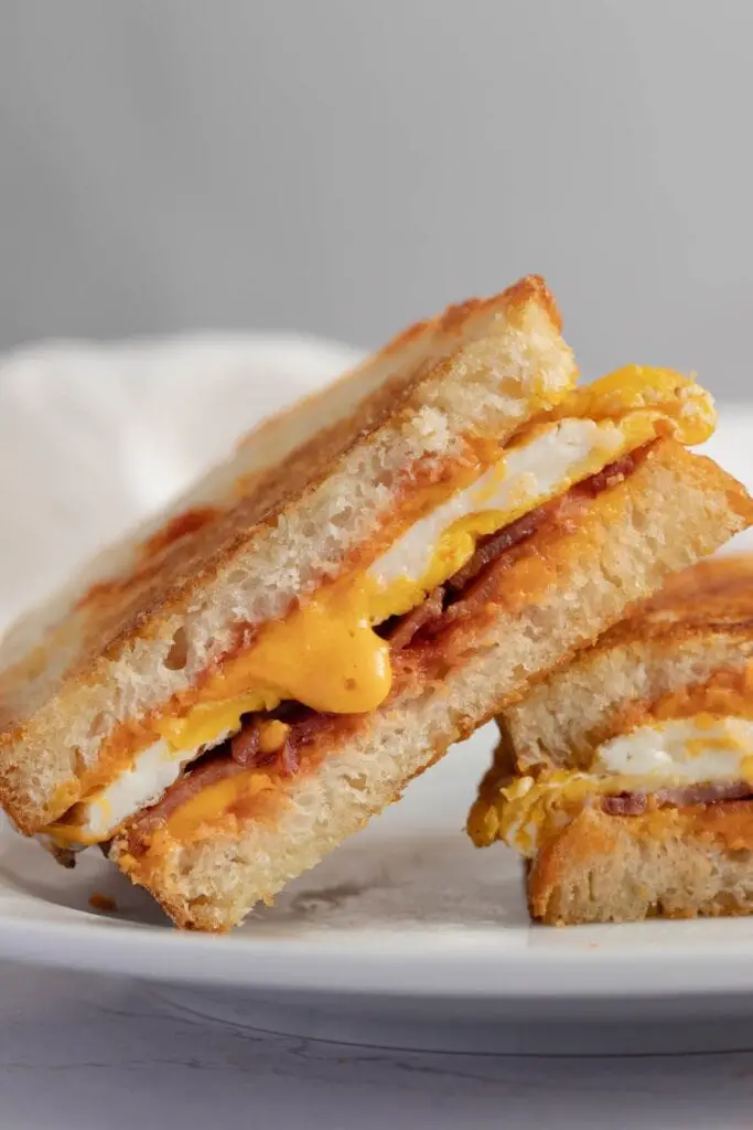 Stekt egg sandwich med bacon og ost