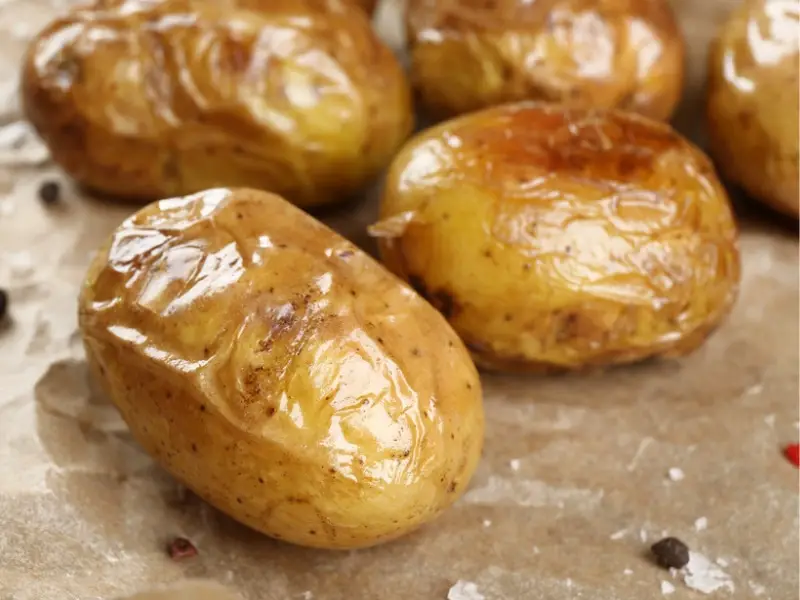 Patatas al horno en papel pergamino