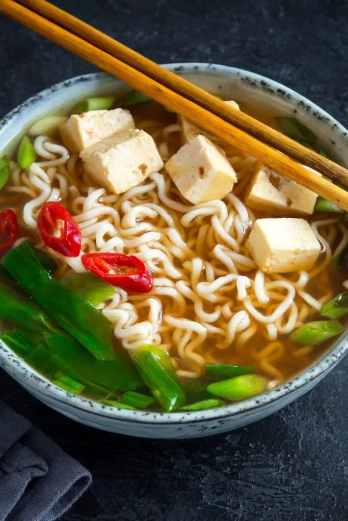 Japonská ramen polévka s tofu a ramen nudlemi