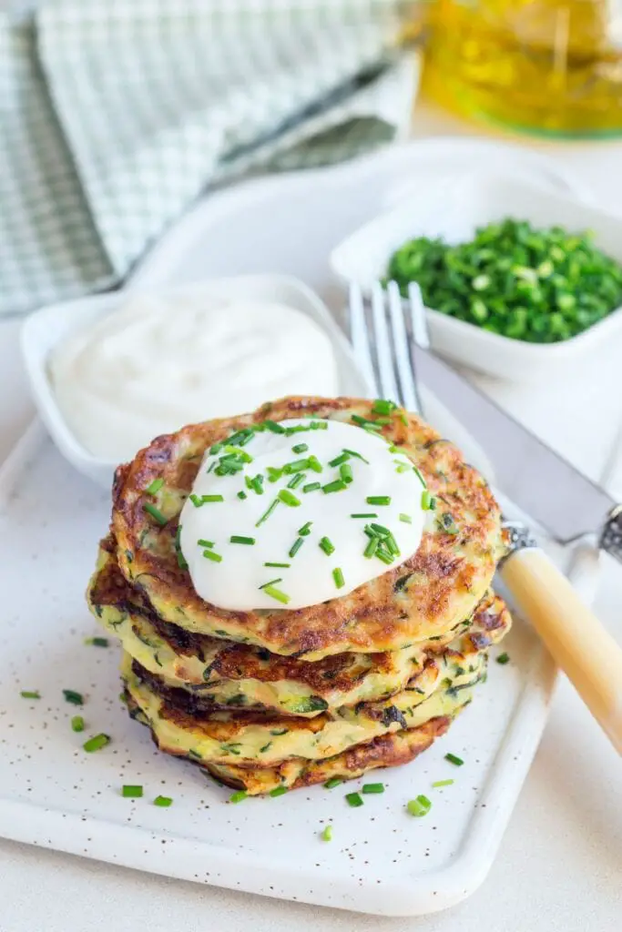 បួស Zucchini Fritters ជាមួយ Yogurt ក្រិក