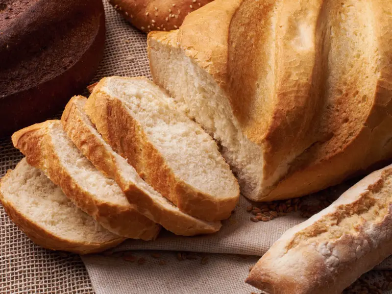 Slice fan gesneden bôle op in rustike doek