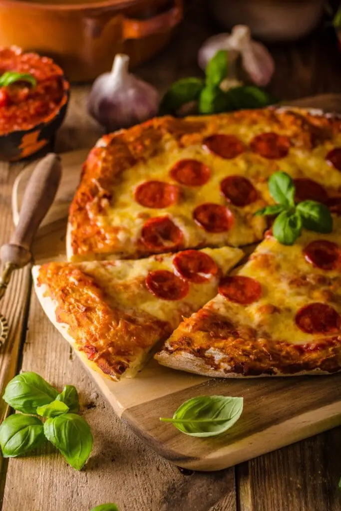 Pizza deep-crust bil-pepperoni