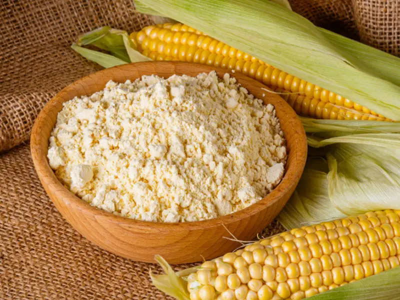 Un tazón de harina de maíz y maíz en una arpillera